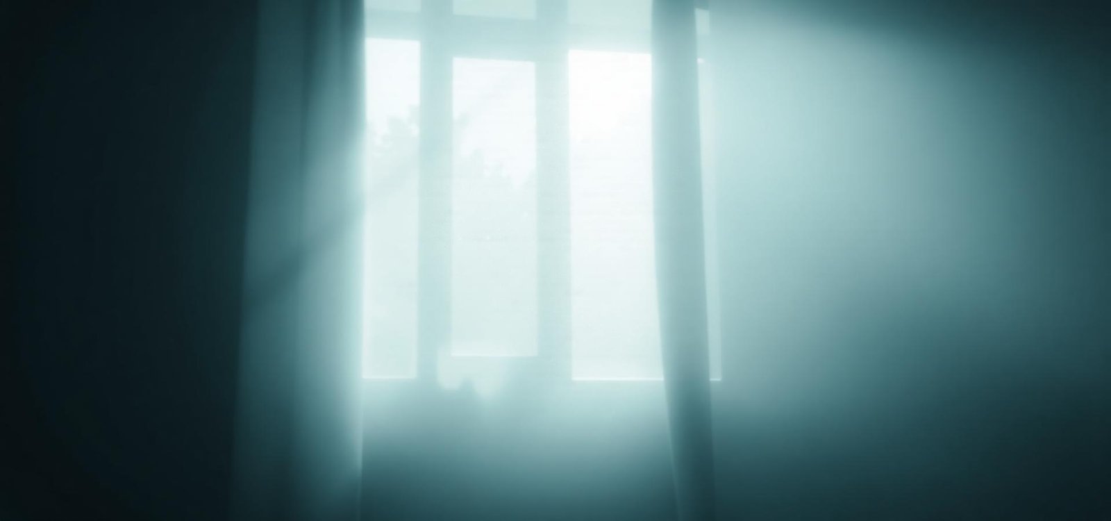 Luz natural atravessando uma janela em ambiente silencioso